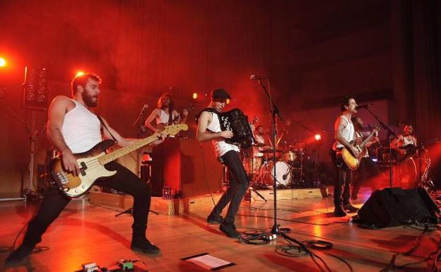 Durante dos horas largas y casi treinta canciones, La MODA ofrecieron anoche en Granada su repertorio, casi todo material rompepiernas y empujador./J.J.G.