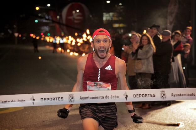 Carles Castillejo entra en la meta de la avenida de Andalucía, feliz por haber repetido victoria./CÉSAR CARCELÉN