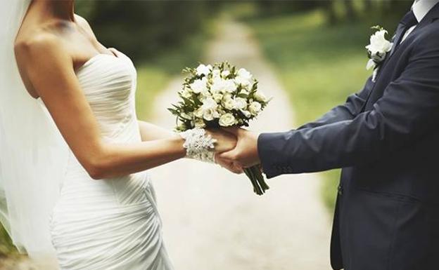 Prepara su boda de ensueño y el novio la planta en el altar por llegar tarde