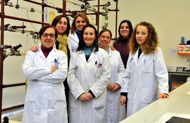 Algunas de las docentes e investigadoras de la EPSL en uno de los laboratorios del Campus Científico y Tecnológico de Linares. /ENRIQUE