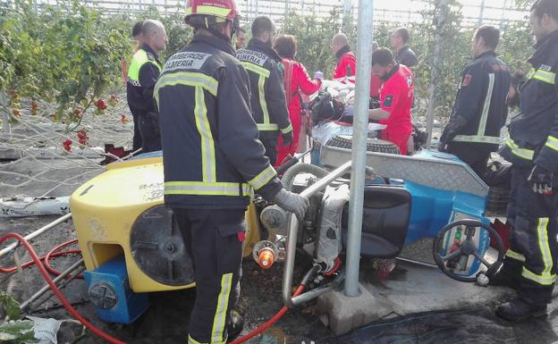 Rescatan a un agricultor tras quedar atrapado debajo de un tractor