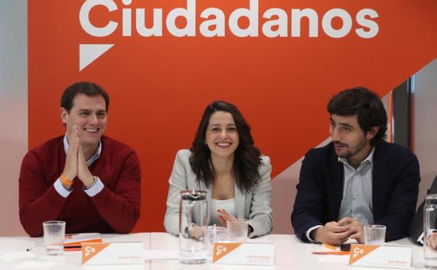 Albert Rivera, Inés Arrimadas y Toni Roldán, durante la reunión del Comité Ejecutivo Nacional de Ciudadanos./J.J. Guillén (Efe)
