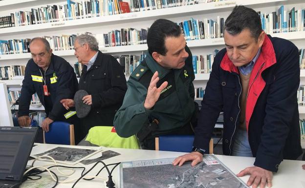 Antonio Sanz, delegado del Gobierno en Andalucía, con el operativo de búsqueda./Del. Gob.