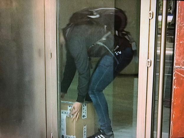 Un agente de la UDEF de la Policía Nacional carga con una caja de expedientes administrativos en la sede de Urbanismo./IMAGEN CEDIDA POR CANAL SUR