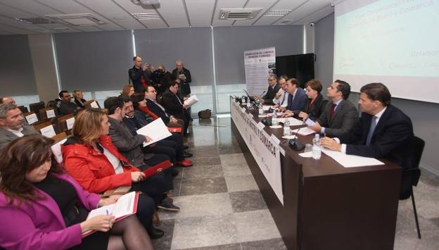 La mesa inaugural del foro de dinamizacion del comercio celebrado en el Centro de Desarrollo Turístico de Motril. /Javier Martín