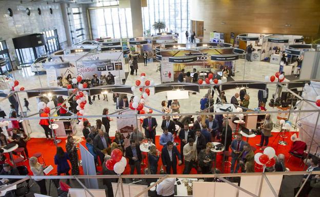 Más de 30 empresas ofrecen sus mejores ofertas a los visitantes durante todo el fin de semana/IDEAL