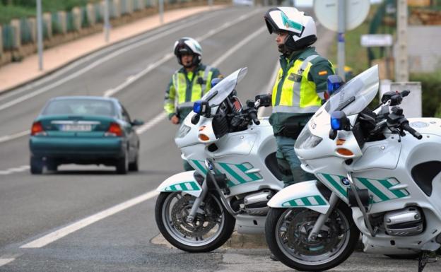 Buscan a un motorista desaparecido tras ser arrollado por el agua en Martos