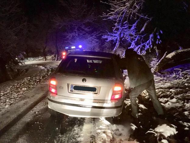 Rescate de uno de los coches atrapados en la carretera del Tranco./AUGC
