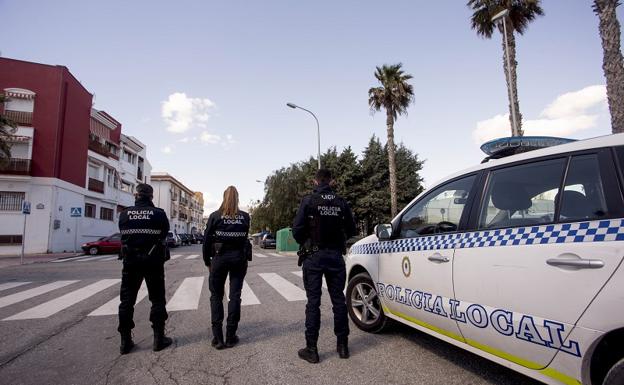 Agentes de la Policía de Salobreña denuncian las carencias del Cuerpo. /Javier Martín