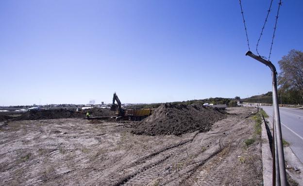 Las máquinas ya han preparado los terrenos del Mot-21. /Javier Martín