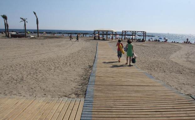 Pasarelas de caucho y hormigón y ocho sillas anfibias, nuevas adquisiciones para las playas