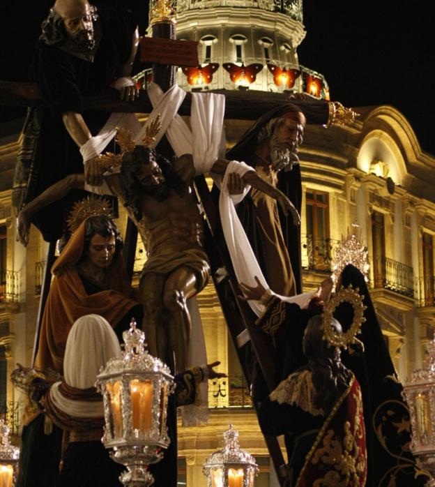 El Descendimiento, a su paso por la Puerta de Purchena./JOSÉ LUIS MATARÍN