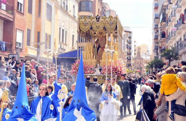 El Resucitado fue 'recibido' por miles de linarenses en una mañana soleada de domingo. /ENRIQUE