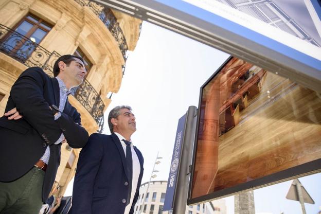 El alcalde de Almería y el rector de la UAL, en la inauguración de la exposición en la calle. /IDEAL