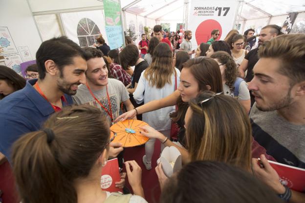 Un grupo de estudiantes, durante las jornadas de recepción del pasado octubre./ALFREDO AGUILAR