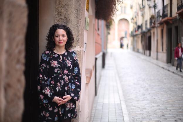Leticia de la Torre, en el Realejo, en la puerta del IAJ./ RAMÓN L. PÉREZ