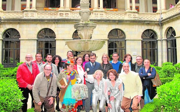 Representantes de las administraciones y actores, en la presentación del circuito teatral./IDEAL