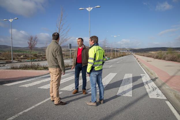 El alcalde Francisco Rodríguez visitó ayer el parque empresarial de Alhendín junto a concejales y técnicos municipales./JORGE PASTOR