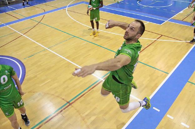 Israel Rodríguez se dispone a soltar con fuerza el brazo que no le ha dejado ser el mismo durante un año. /