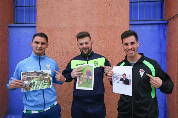 Los emuladores de Finidi (i), Koeman y Saviola (d) posan con las fotos de sus ídolos./RAMÓN L. PÉREZ