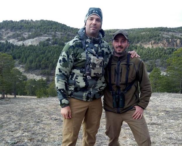 Fotografía facilitada por la Asociación de Turismo de Gúdar Javalambre, de Donald Trump Junior (i), hijo mayor del presidente de Estados Unidos, junto con el guía José Hernández (d) en la comarca de Gúdar Javalambre (Teruel)./EFE