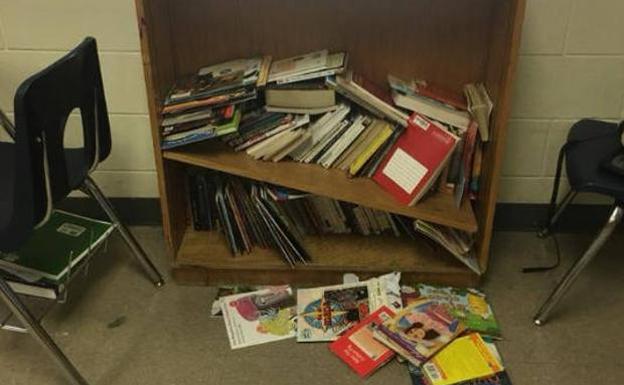 Libros por el suelo en la clase de esta profesora. /