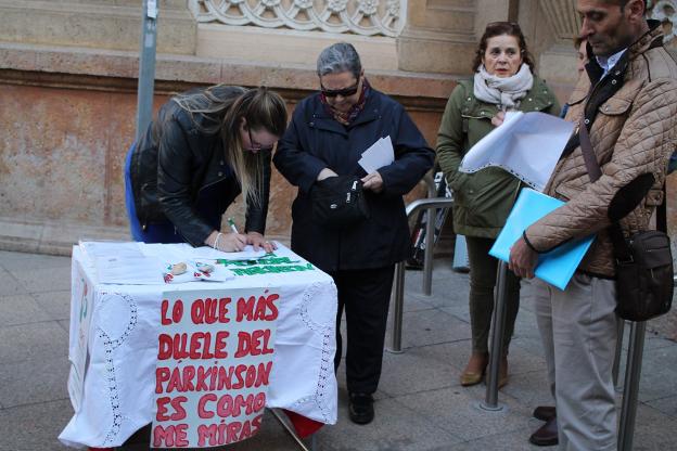 Una joven firma la solicitud para ser socia de la asociación./A.A.