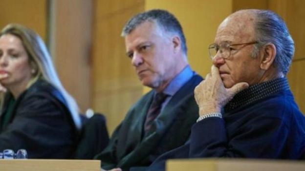 ¿Irá a la cárcel?. Jacinto Siverio (derecha), de 83 años, en la vista oral en la que un tribunal popular de Tenerife le declaró culpable de matar a un asaltante. / EFE