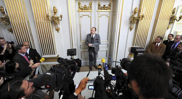 Dimitido. Peter Englund, secretario permanente de la Academia Sueca entre 2009 y 2015, anuncia a los periodistas el ganador del Nobel de Literatura de 2012. /TT NEWS AGENCY