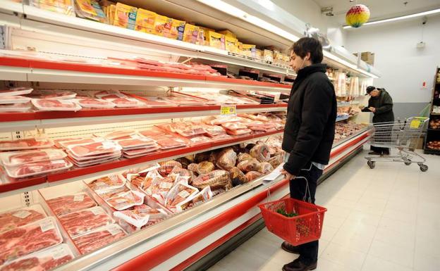 Dos clientas realizando la compra en un supermercado. /Jesús Andrade