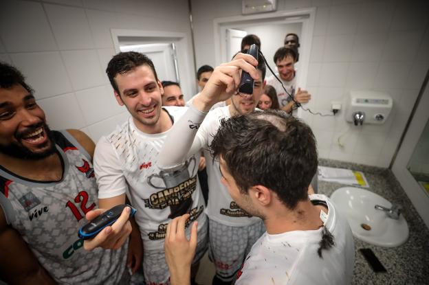 Un ascenso, el tercero del club en seis años de historia, tuvo de premio un rapado./FERMÍN RODRÍGUEZ