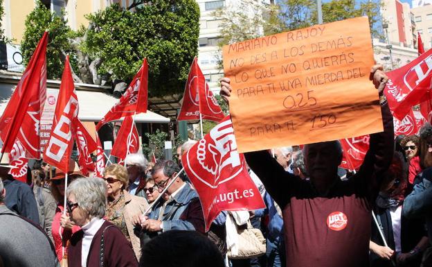 Unas 2.000 personas salen en Almería a la calle a pedir unas pensiones «dignas»