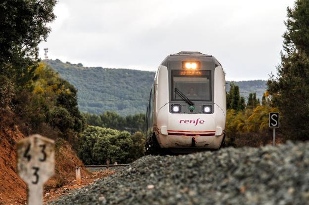 Un tren de media distancia de los que unen a día de hoy Almería y Granada circula por la vía convencional. /Alfredo Aguilar