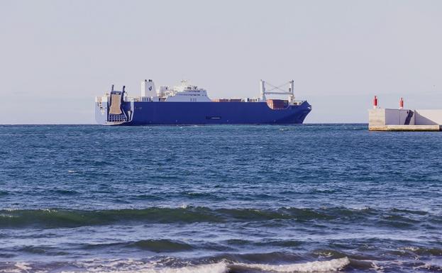 El polémico barco saudí ya está fondeado a las puertas del Puerto de Motril. /Javier Martín