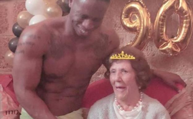 La desenfrenada fiesta del 90 cumpleaños de la madre de Paz Padilla con 'stripper' incluido