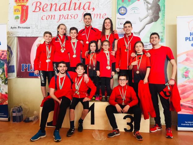 Participantes del GEV en el Open Andaluz posando con sus medallas./IDEAL