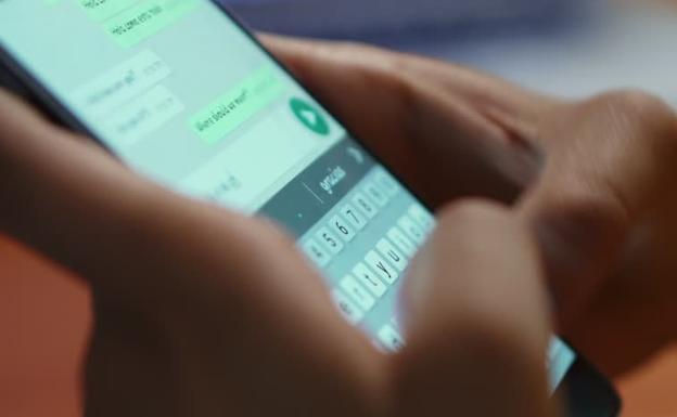 «No hacía la comida ni las tareas del hogar»: mata a su mujer porque era adicta a WhatsApp y Facebook y tenía desatendida a su familia