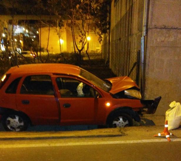 Herido al estrellarse en la rotonda de Neptuno cuando iba para la autovía en Granada