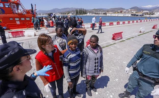 Mujeres que han llegado en el barco de Salvamento tras ser rescatadas de una patera. /Javier Martín