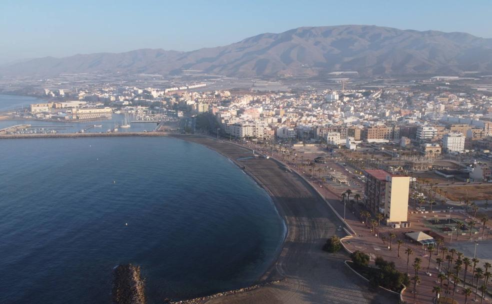 San Nicolás la playa más popular de Adra Ideal