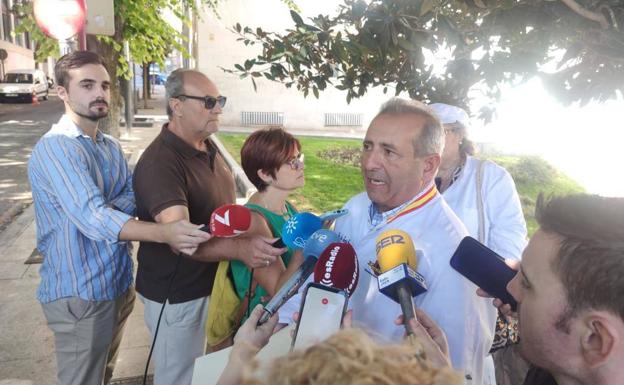 El presidente atendiendo a los medios de comunicación este viernes.