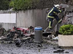 Un bombero inspecciona el lugar de la explosión. /AP/