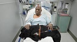 Cecil Williams, junto a Orlando en el hospital. / Ap/