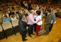 REELEGIDA. Carmen Peñalver saluda a representantes sindicales y empresariales. /ESTHER MUÑOZ/