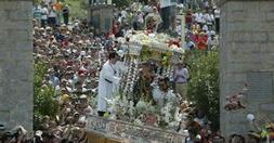 FERVOR INUSITADO. Fieles durante la procesión en el Cerro el último domingo de abril. / IDEAL/