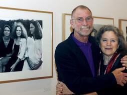 El fotógrafo estadounidense Nicholas Nixon junto a su esposa. EFE/