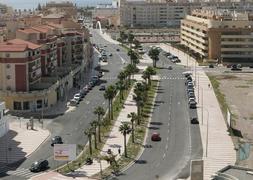 Vista de la avenida Reino de España, eje de la nueva urbanización de la primera fase de Las Salinas. :: MULLOR/