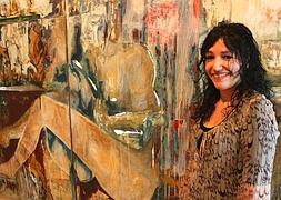 La artista Ludivine Allegue, delante de una de sus obras de la exposición 'Senso comune', que acoge el Rey Chico hasta el 26 de noviembre. :: RAFA PLANAS/