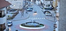 El crecimiento de la ciudad ha hecho de este camino una zona de gran tránsito automovilístico y peatonal. :: JOSÉ UTRERA/