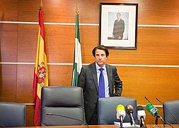 Eduardo Anguita, en el Ayuntamiento de Otura. :: ALFREDO AGUILAR/